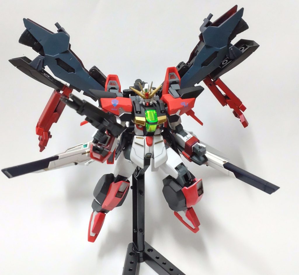 ハモニカ砲的な武器は、盾と砲撃形態の他バックパックに付けてスラスターユニットとしても使えます。