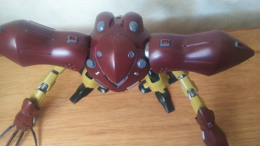 ハイゴックを定番のゴックカラーで塗装し背部と胸部?にデコレーションして、アカハナ搭乗機としてみました。背部は、高性能ソナー、胸部は、スモークディスチャージャー的なヤツで地上では、煙幕。海中では、サンボル版見たくゲル状になるとのオラ設定。