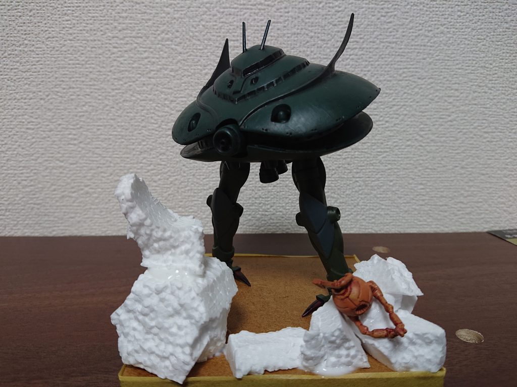 こんな感じで発泡スチロールをカッターナイフで切り貼りして製作しました。ゴミが凄かったです