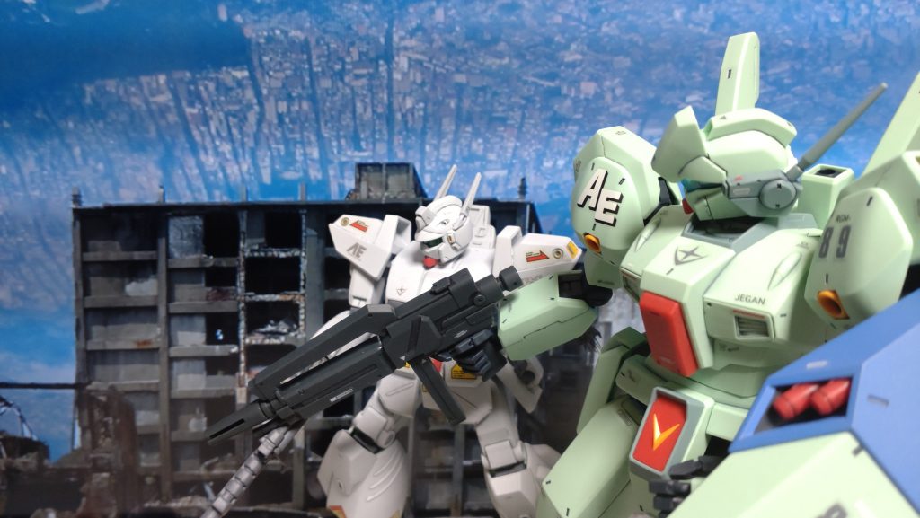 ヘビーガンがライフルを撃つのを抑える構図