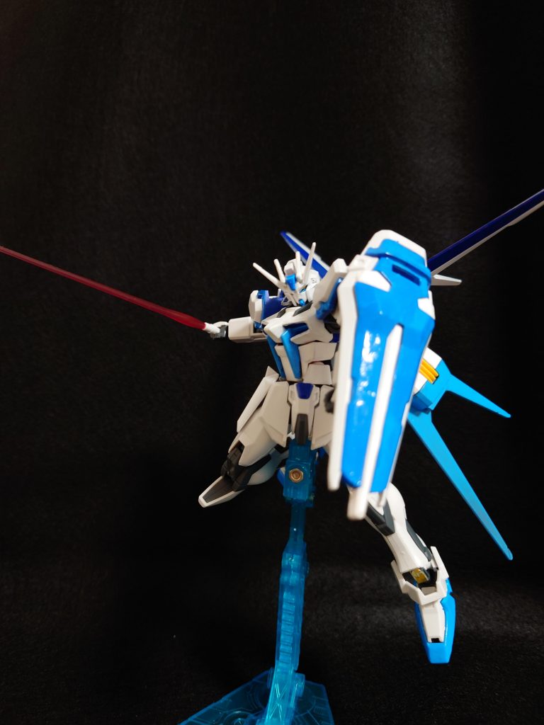 何故、エールストライクにしたかって？理由は簡単。たくさん積まれていたからだよ。でも、見て、このポテンシャル。素晴らしくない？こんなに楽しいガンプラって素晴らしくない？俺達モデラーって素晴らしくない？