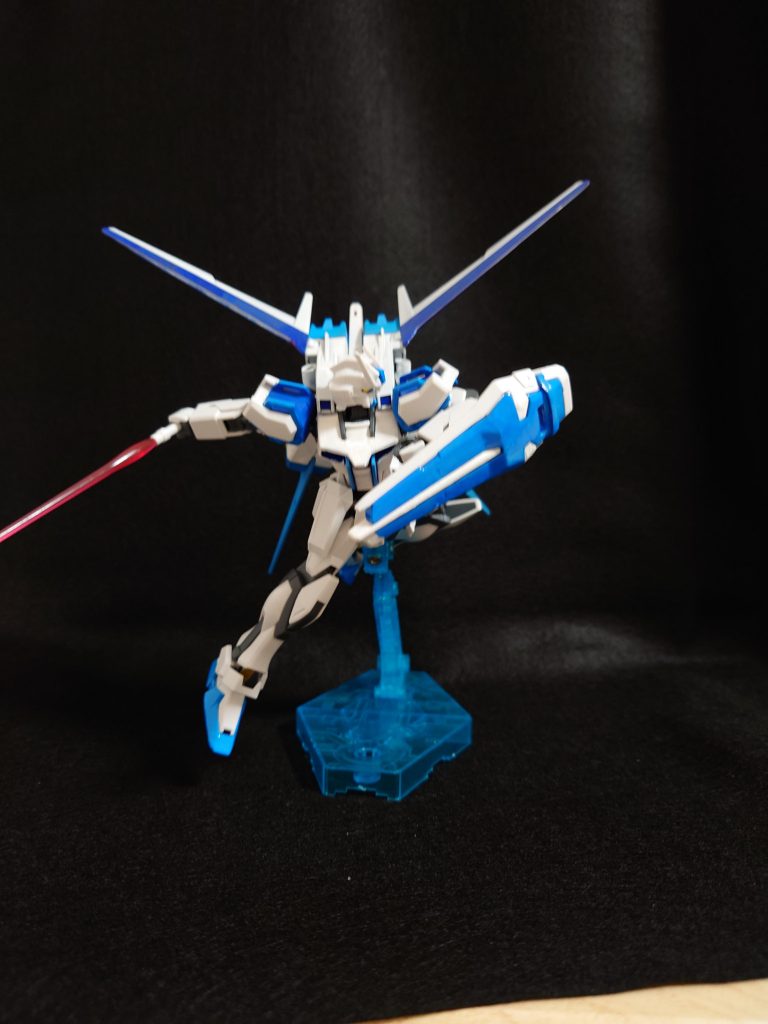 エールユニットの青とか白の部分は流石にスプレー塗装にしました。ちなみにもともとキットで白い部分はそのまま何も塗っていません。エールストライク、それにしても良いキットだな。