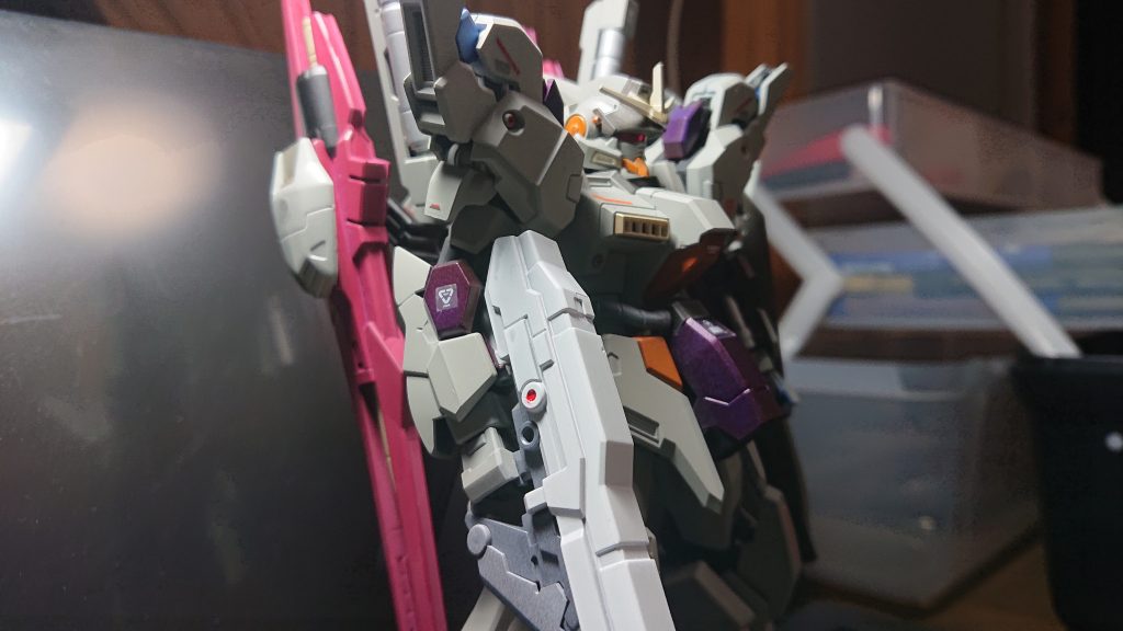 今回の機体イメージとしては考えたのは「ガンダムもどき」をイメージして作ったんだけど………… 思えばトーリスリッターって確か鹵獲されて改造する前がペイルライダーでその前の系列の機体がブルーディスティニーでそのベース機が陸戦型ガンダムで……って考えると作った後で訳がわからなくなってきました…… まぁでも自分的に綺麗にできたので問題なしっことにしときます😁💧