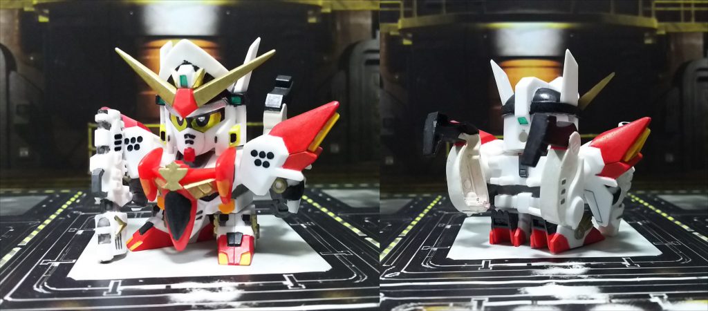 士官帽を模した頭部と紅白の配色が特徴的。