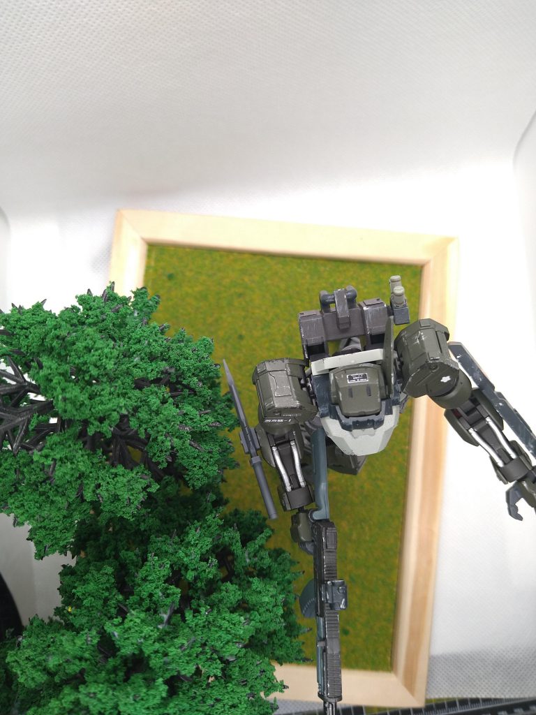 今回は初めて簡易ジオラマに挑戦。百均の写真立て、芝生調シート、ジオラマ用の木を使用して、「山林近くで作戦行動中」を表現してみました。以外、何枚か。