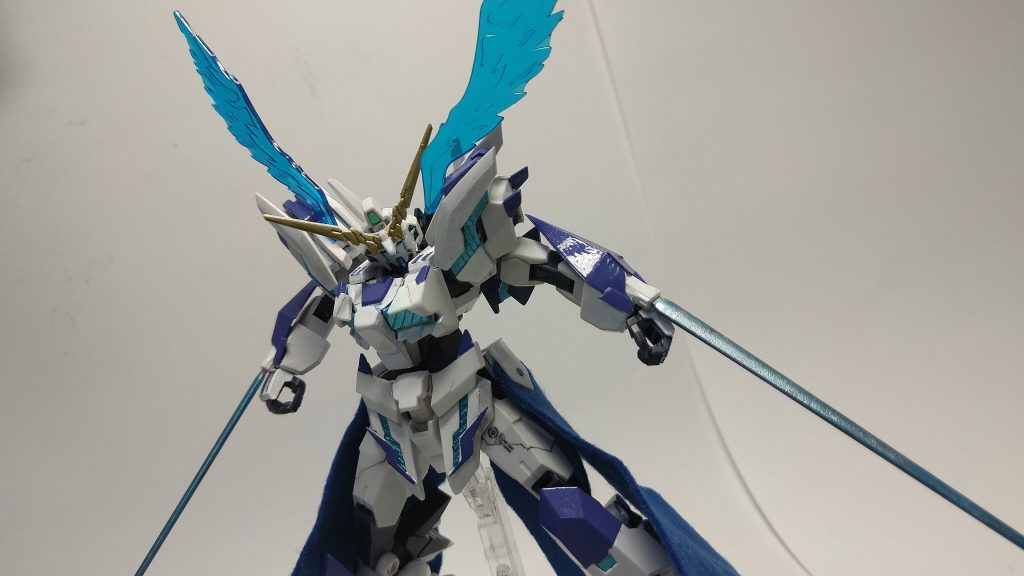 特殊モード「フェアリーモード」サイコフレームの共鳴が起こると肩部から翼が発生する現象。サイコシャードに似た特性を持つ。共鳴が発動条件なので任意での発動はできない。今回の製作はコアガンダムのサーベルラックの可動がユニコーンの変形に近い気がしたことから、コアガンダムをユニコーン化しようと思い始めました。HGユニコーンではサイズが大きすぎてコア化は難しく諦めかけたこともありましたが、丁度いいサイズのGフレームを発見しまして、作り上げることが出来ました。ABS製なので接着に苦戦しましたがなんとか満足行くものが出来ました。また、製作途中でこの機体を友人の専用機にすることになりました。その前は1号機のような白いカラーリングで仕上げようかと思ってましたが友人の希望で紫色を織り交ぜて塗装しました。真っ白より良い感じになったので友人に感謝です。ちなみに友人専用機はあと3機ぐらい作ります。長くなりましたが最後に写真を数枚。