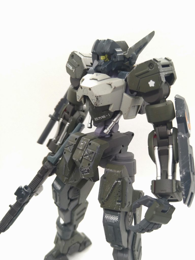 デカールは陸上自衛隊10式戦車用を使用。あとはエナメル塗料でウェザリングして仕上げました。