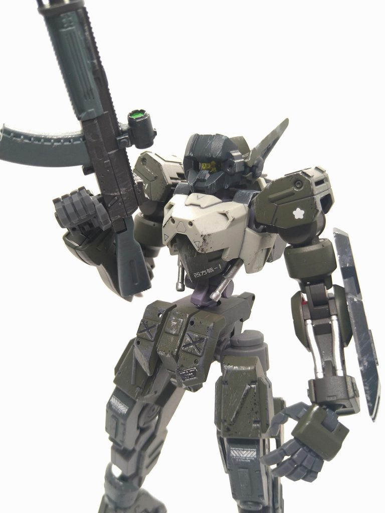 頭部は「30MMの陸戦型アルト」にアンテナパーツを付け、パ○○イバーのイングラムをイメージ。ハンドパーツと武装は「MSG」から使ってます。