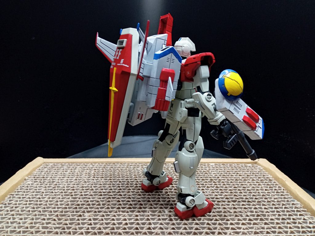 脚部に小さいスラスターを増設し、シールドをホワイトベースに付けられるようにしてます。