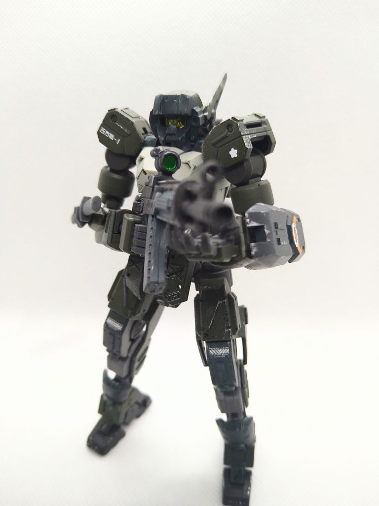 塗装はいつも通りの水性ホビーカラーの筆塗り。今回サーフェイサーは水性ブラックを使用してみました。機体色は陸自仕様をイメージして、濃緑色系でまとめてあります。