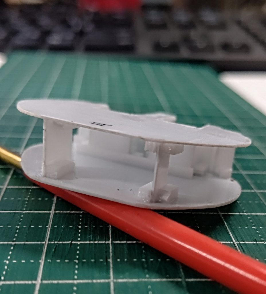 裏から見るとハリボテ感満載。チープな作りです。