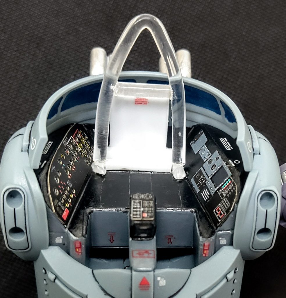 又の間のコンソールの先に板状の突起を作りパイロットに持たせたコントロールパネルを差し込む事でパイロットをある程度固定する事が出来るようになりました。