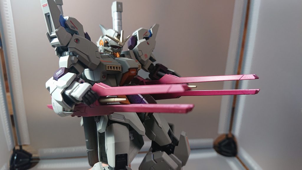 背部に二連装レールガンを装備 F91のヴェスパーのようにして使用します。 このパーツはビルドダイバーズシリーズのHWSウェポンを使用