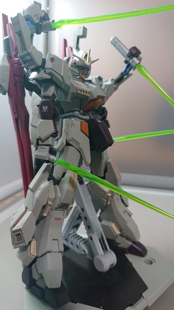 腕部とバックパックにビームサーベルを計4つ装備しています。ここはトーリスリッターのメインギミックの一つなので下手にいじらずそのまま持てるに