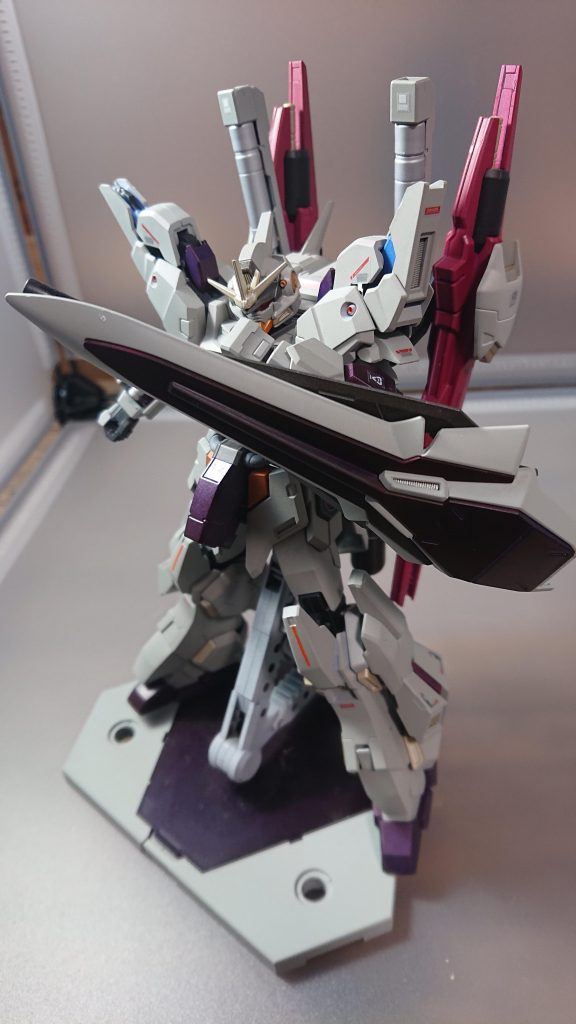 シールドもシナンジュのを拝借して裏側にナイフを2つ装備できるようにプチ改造を施しました