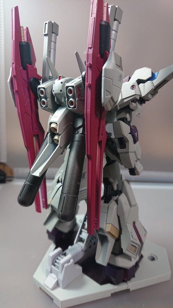 背面はこんな感じ今回は塗装面も自分としては綺麗にできた方なのでデカール等もメチャクチャ気をつけて作業しました。元々このキットは最寄りの模型店に行った際に見つけて即買いしたプラモの一つであり初めてプレバンを触るということもありかなり気合いを入れて作りました! 次の作品を見てもらえると嬉しい限りです ( ^∀^)