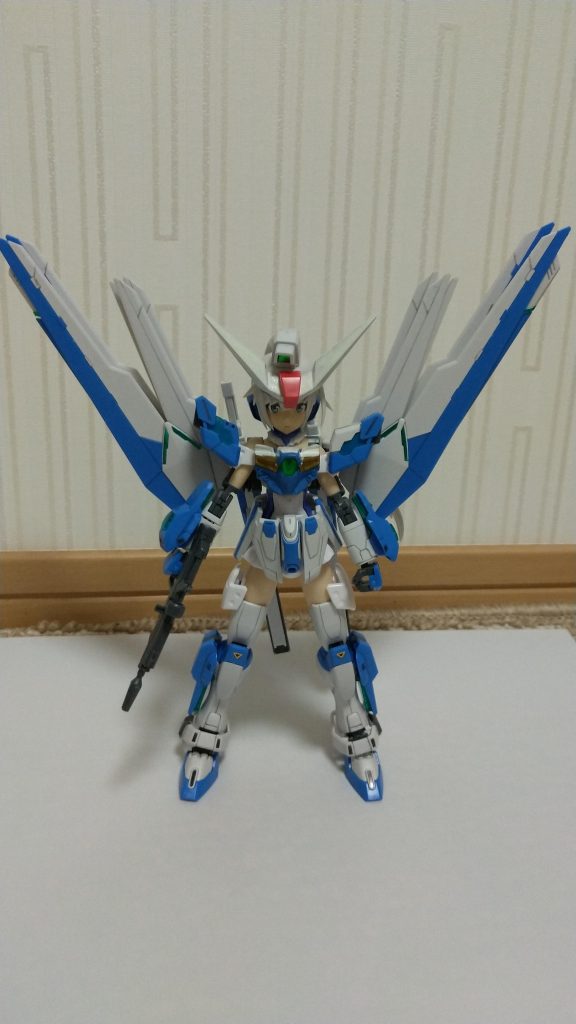 まずは普通に素立ち。アーキテクトとの色合いはなかなかあっていると思われます。胸部はコトブキヤのエクスアーマーの胸部パーツにルパンXのパーツを使用。頭はSDのディスティニーガンダムのを使っています。あとは干渉しそうな箇所を削ったり素体に穴を開けてパーツを取り付けたりとやってます。本当はヘリオスの腰パーツをもう少し下に付けたかったのですが、素体の構造的な問題からこの位置。