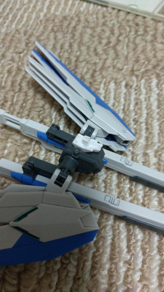 バックパックは真ん中に穴を開け、これも3mm棒で素体の背部パーツと接続。しかし、これだけではくるくる回るため、接着剤で接着。MS少女の作成にはランナーの3mm棒が本当に役に立つ。