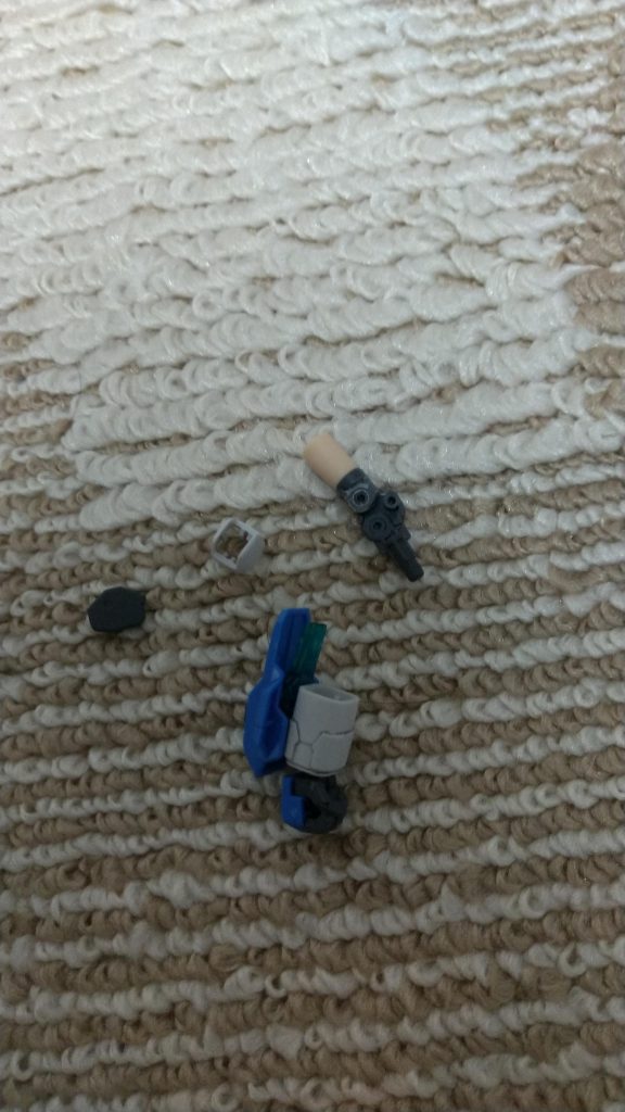 腕部はヘリオスの肘の関節パーツに素体の腕のパーツをはめ込んでます。しかし、このままでは入らないので素体側の肘部分の穴を3mmに拡張。さらに素体側のほうが厚さがあるためヤスリで削り、その後干渉部分を削る。