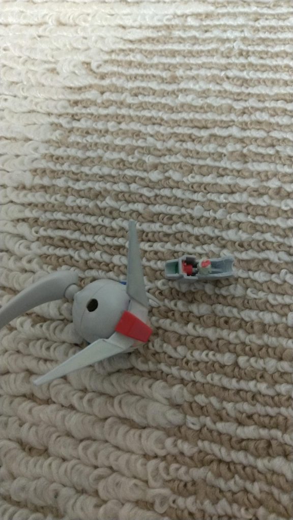 頭部は顔パーツの交換を可能とするためにメインカメラのパーツが脱着出来るよう素体の方に穴を開け、メインカメラ側にも素体に開けた穴と同サイズの棒を取り付けます。そして素体の頭の角度と大体合うように削っています。毎度のことながらこの位置調整や角度調整がやや面倒。ブレードアンテナは今回は素体の角度と大体合うようにブレードアンテナの裏側を曲線状に削っています。このヘリオスちゃんの完成を最後にMS少女の作成はこれでラスト(の予定)。素体がもう無いんですよwww(ないことは無いのだが……。)そういう訳でMS少女の集大成的な感じで作ってみました。では、今回はこれで終わろうと思います。最後まで見ていただきありがとうございました!