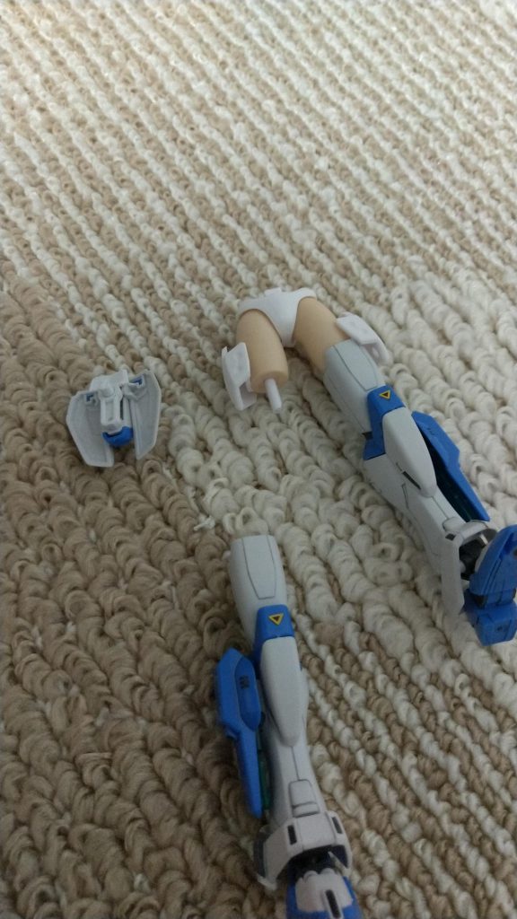 これからは制作工程。脚部は素体とヘリオスの脚を3mm棒で接続。ヘリオス側の棒の先端を少し斜めに削ると入りやすい。腰部前面のパーツはガンダムM91の腰のサイドアーマーを使用することで素体と接続可能にしています。