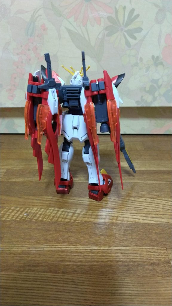 後ろはこんな感じ。ややリアヘビーな感じかな色はボディとガントレット、脚と脚首のパーツをメタリックレッドを吹いて、その上にクリアパーツレッド、最後にツヤありクリアーを吹いたけど元々の色との区別があまり付かないという結果に……(ﾉД`)ｼｸｼｸ