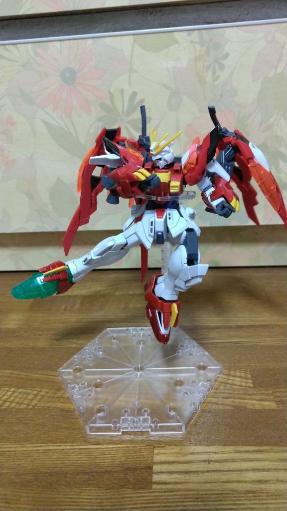 取り敢えずいろいろポーズを取らせてみました。まずは究極！ゲシュ……ではなくて「究極！ブレイブキックっ！！」これは使えるようにしたかったのでブレイジングガンダムの脚をそのまま採用。しかし、撮る向きが悪いのか写真写りがイマイチ……