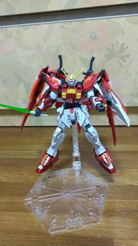 近接武器は他にも腰に付けたビームサーベルとシールドに収納された予備のビームサーベルを装備。