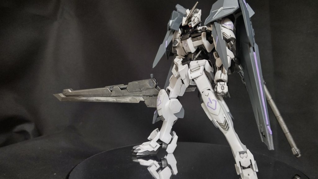 武装としては刀の鞘ともなる大剣、迫撃砲、ローブに内蔵されているライフル、そして刀となっております。バルバトス本来の汎用性を十分に発揮する形で作りました！