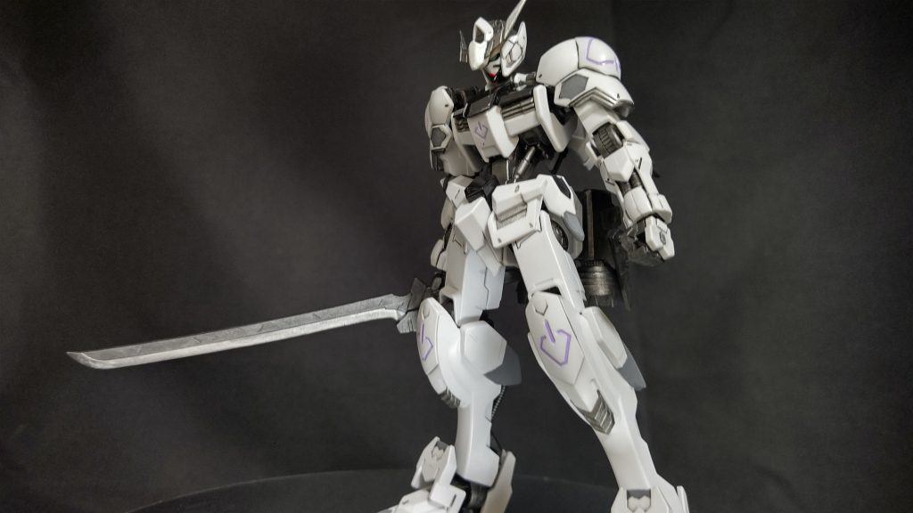 肩部のローブと腰部バーニアについては着脱できるようになっており、素体であるバルバトスにはほとんど手を付けておりません！～以下ポージング～