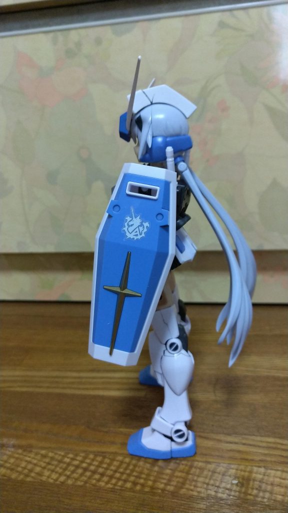 今回は横からの写真も撮ってみました。シールドにもアムロのパーソナルマークを貼ってみました。
