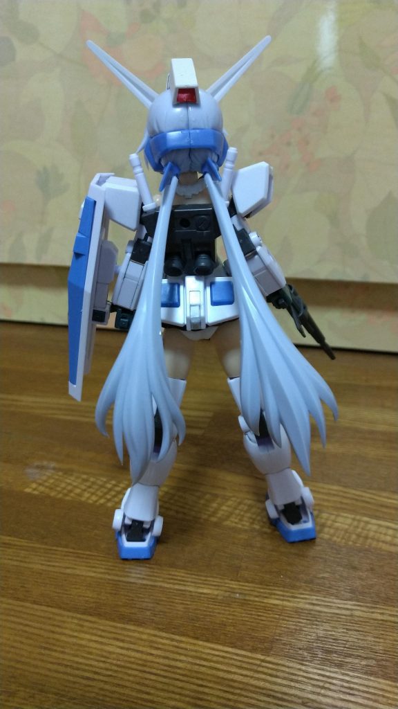 後ろはこんな感じ。腰部後ろのパーツもスノーイメージカラーのパーツを使用。腰のパーツの下の方に隙間があったのでスノーイメージカラーの関節パーツを加工して埋めてみました。写真のシルバーのパーツがそうです。