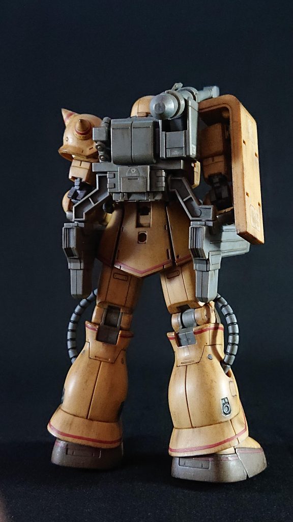 1/144のスケール感に即したウェザリングをしたつもりですが、 チッピングが細か過ぎるなど、ウェザリングが写真ではいまいち伝わりにくいです。あと、普段ウェザリングにはブラウン系の塗料を使用することが多いため、ブラウン系機体では色かぶりをしてしまうので、この機体色での魅せるウェザリングは以外と難しいことが分かりました。