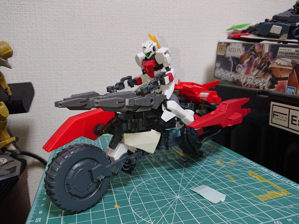 最初期のバイク。つなぎ方はほぼ決まっていましたが、太陽炉などはありませんでした。この時不足しているものが見えてきて、完成体の形状へと変化していきます。