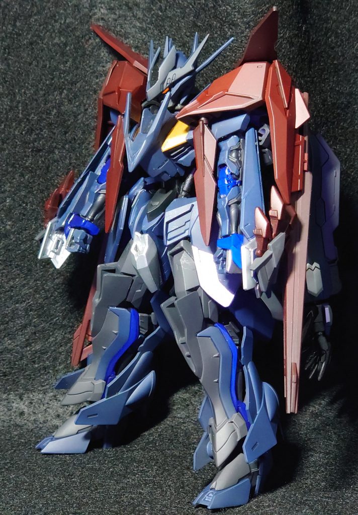 蛍光塗料を使っているので目、腕関節、手首、太ももが光ります