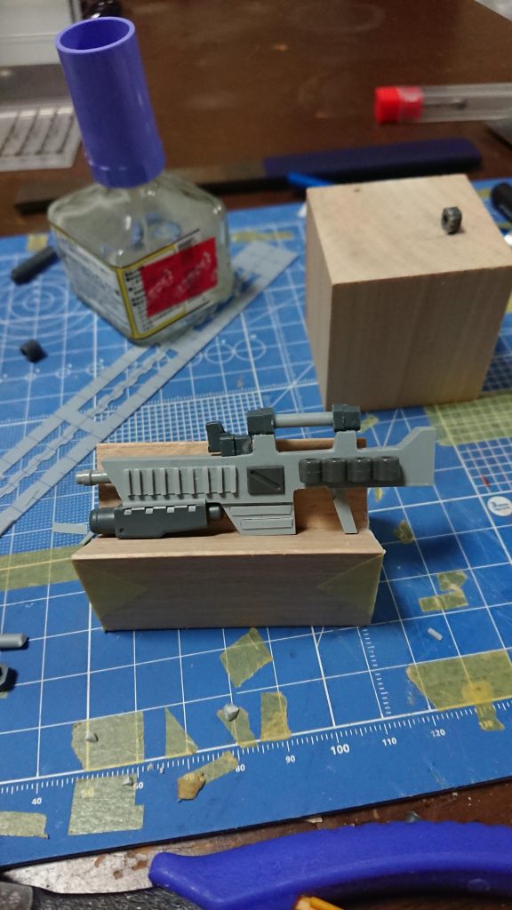 このライフルもプラ材とジャンクを組み合わせて作りました。因みに反対側にはリアルでよく見る薬莢の排出口?みたいものがあります。