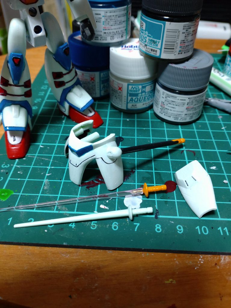 スカート部分は画像の感じで分割して後ハメ。シュバリエサーベルは元キットだとモロお弁当のピックだったので、柄の部分を取り外し式にして、真鍮線を使ってVガンダムのクリアパーツを取り付けられるようにしました。