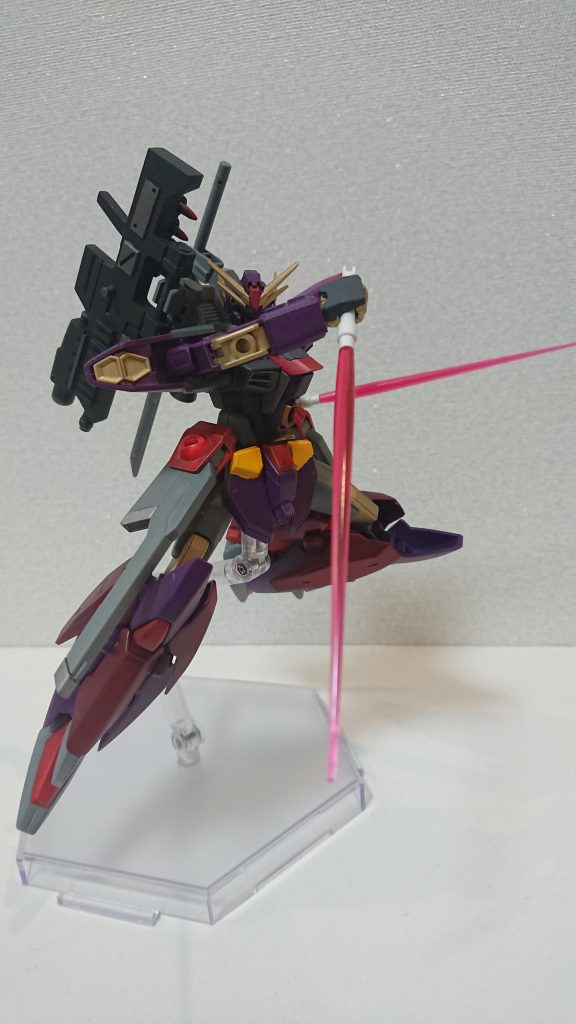 ビームサーベルを2本装備しているので一対多数の戦況においても戦い抜きます!