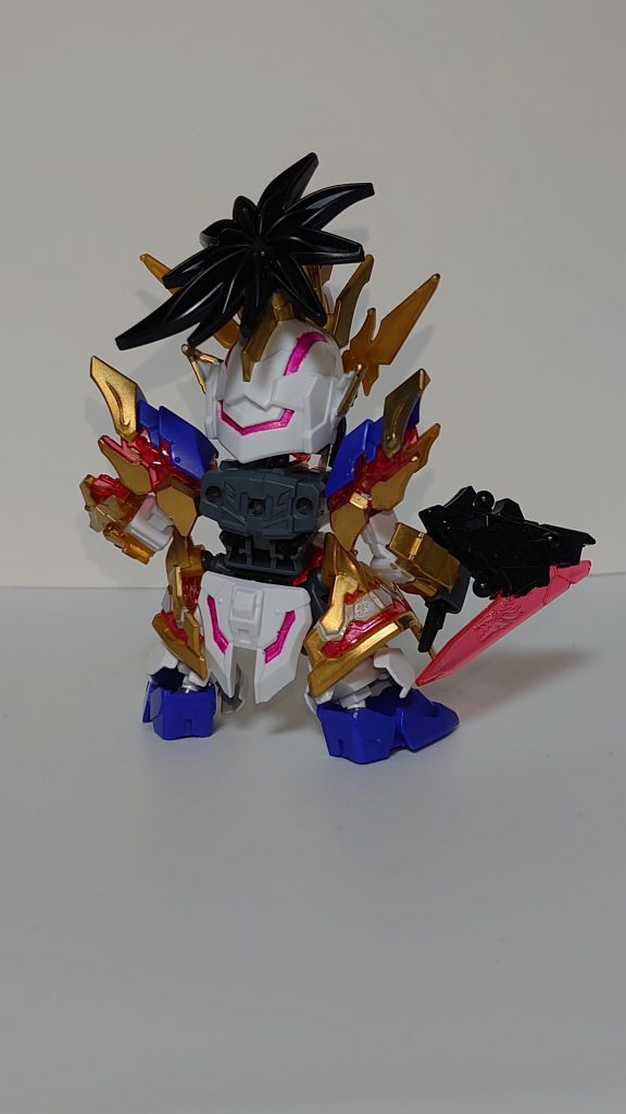 髪の毛、肩のモールド等、どうかしようかと考えたりもしましたが、そのままです。それより背面を頑張るべきだったかもしれない。腰のサイド装甲はガンマカEXホワイト。今回用いた塗料は全て隠蔽力が素敵でした。