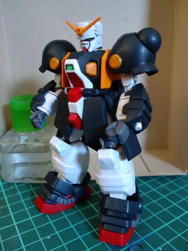 貧弱な二の腕、設置性の悪さ、小さいグラビトンハンマー等、気になる点は有りますが、パチ組でも十分カッコ良かったのでほぼそのまま。 1/144だとゴッドの次にいい出来。でも少しだけ改造。ひさしを下げて目つきを悪く、目とひさしの間隔が広かったので、より密着するようにヤスリがけ。下腕部にはグラビトンハンマーの取手が入ってるんですが、あっさりモールドされてるだけなのでプラ棒で作り直しました。手はビルドナックル。