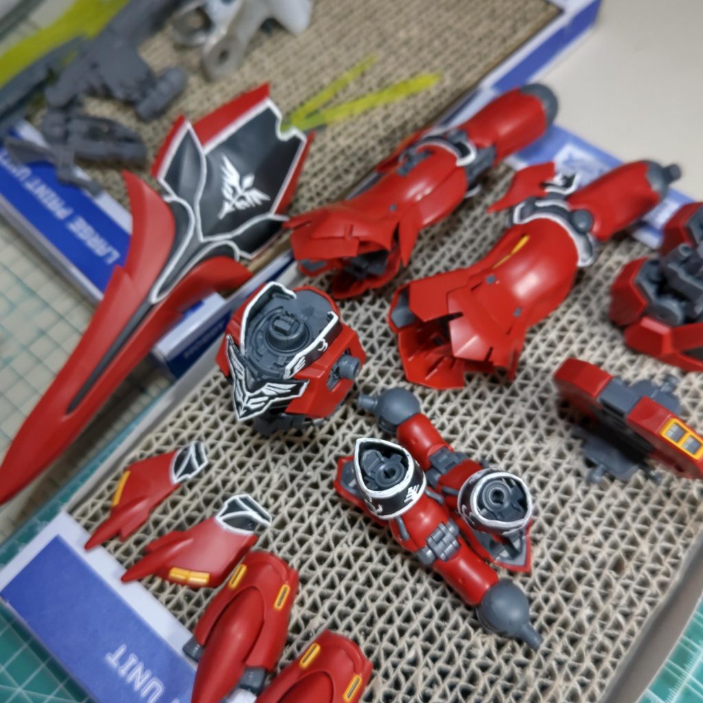 エングレービングの塗装は、まず白の下地を塗ります。