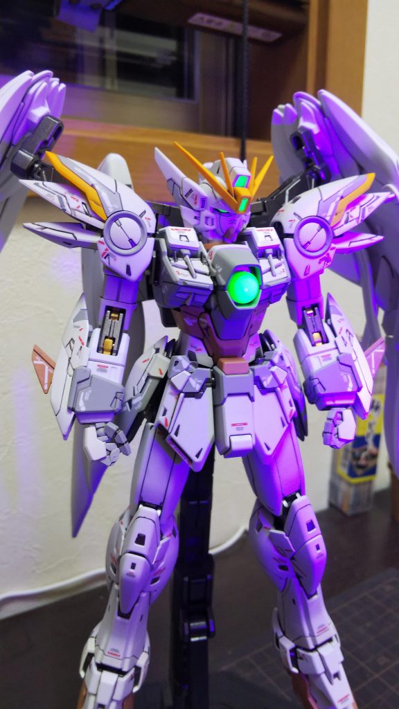 ブラックライトで光ります。