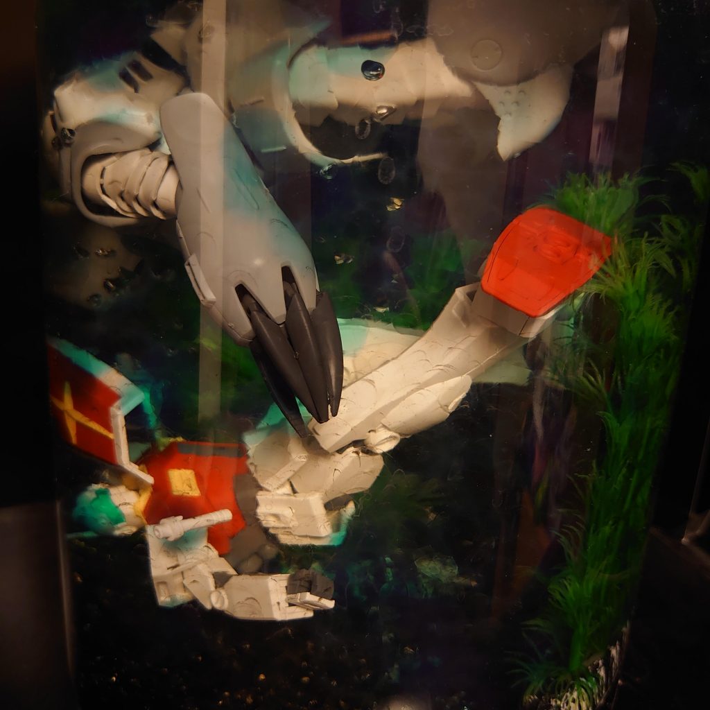 ズゴックEのアイアンネイルがコックピットに迫る。