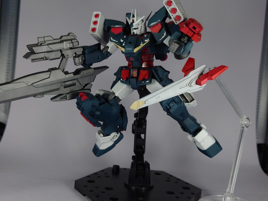 ｢テールファンネル｣背面に取り付けられている武装、一基だけなら動かせると思ったので大型ファンネルを取り付けてみました