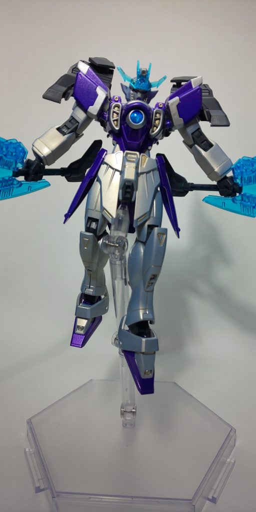 肩パーツを後ろへ回してラッシュモードへ変形。武器もランスモードへ持ち替え。