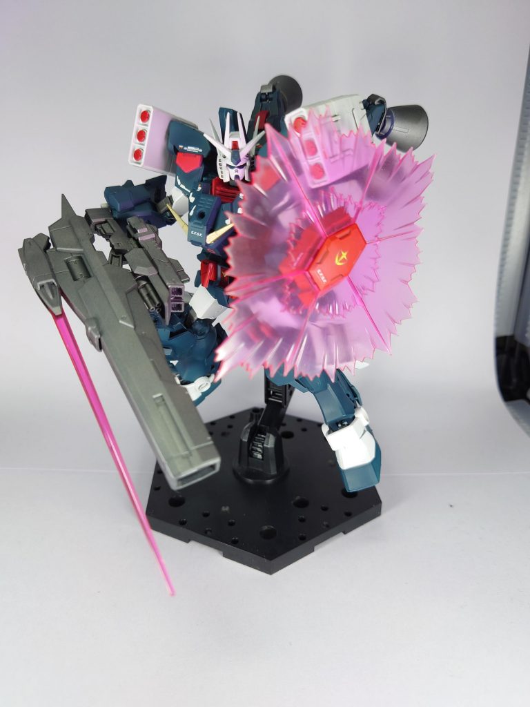 ｢ビームキャノン・ソードモード｣｢ビームシールド｣近接戦にも対応