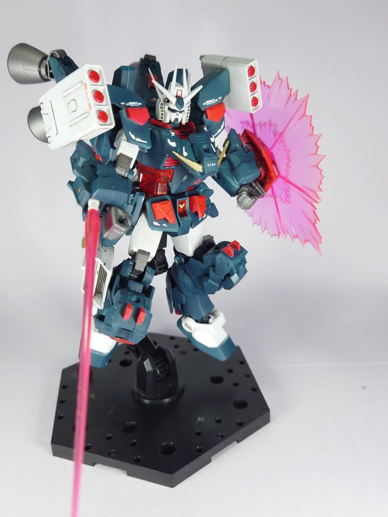 ｢右腕ビーム刃発振器｣｢左腕ガトリング｣武装が壊れても継続して戦闘できるように両腕に武装を取り付けています