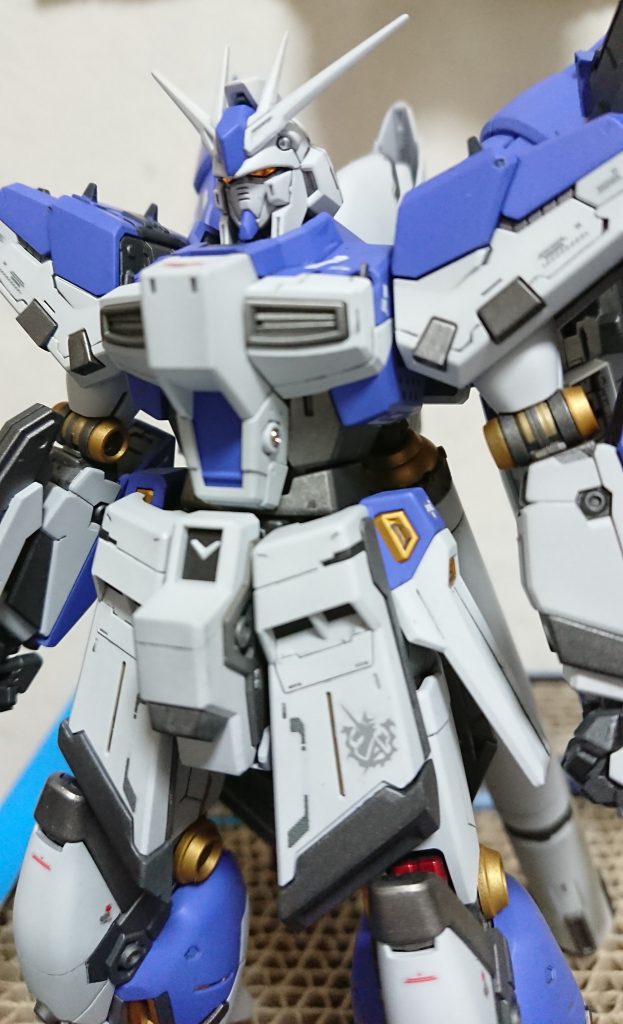 関節の塗り分けにこだわり見えにくいですが膝のシリンダーは赤のキャンディ塗装になってます