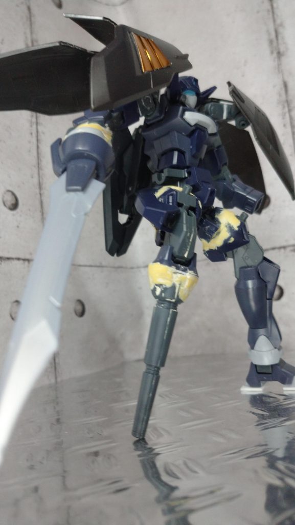 制作途中の1枚勘の良いメダロッターなら分かると思いますが、この作品はメダロットRに登場するカイゾクロがモチーフになっております。Gサイフォスを弄っているときに偶然出た思いつきがこうして形となりましたカラー配分は青の部分はタミヤのブルー。赤の部分はMr.カラーのあずき色。金はタミヤのゴールド。関節部分に黒サフ、その他にガンダムマーカーメカグレー、タミヤのシルバーリーフを使用してます。