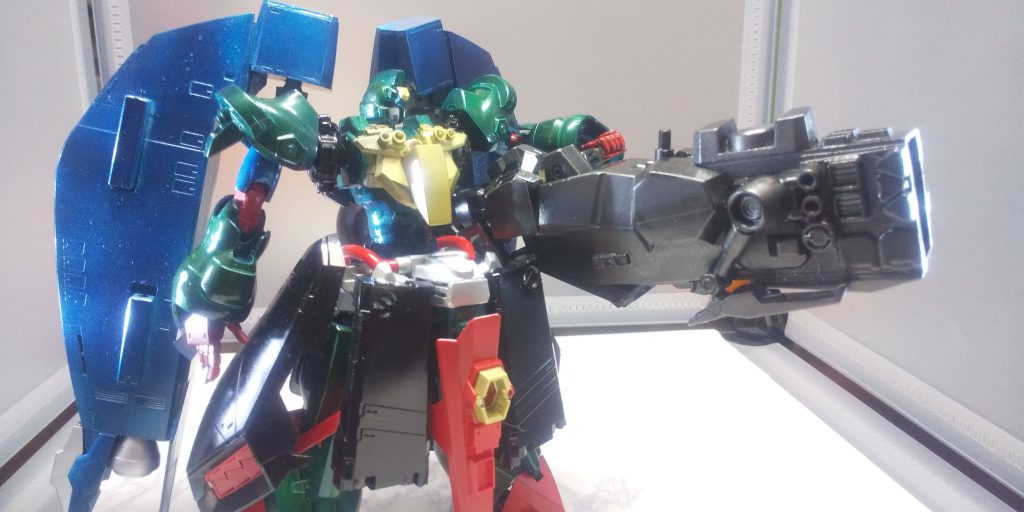 十分な巨躯を持つ機体に相応しい巨大な兵器。可動域の確保(スペーサー)として挟んだエイハブリアクターがエネルギー源になり、思っていた以上の破壊力を得ることができ少女は満足した。「取り回しはどうなんだ」と幼馴染みが苦言を呈したが、「おっきいの、好きでしょ？」と返して見せれば、少年は少し赤面し、少女を一瞥して、「……男だからな」と答えたとか。